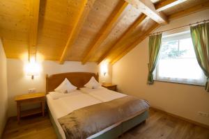 A bed or beds in a room at Gutshof Sinn