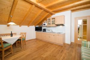 A kitchen or kitchenette at Gutshof Sinn
