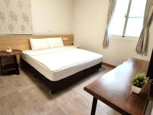 a bedroom with a large bed in a room at 成功66民宿 Success 66 Guest House in Taitung City