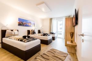 En eller flere senge i et værelse på Centerapartments Tonhallenstraße + 168 billeder