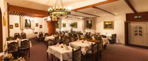 Un restaurante o sitio para comer en Hotel Klosterturm