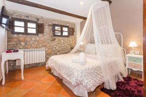 Postel nebo postele na pokoji v ubytování Masia Can Canyes & Spa
