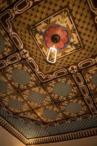 a coffered ceiling with a flower on it at Suite Colonial Patrimonio UNESCO Centro Histórico Cuenca in Cuenca