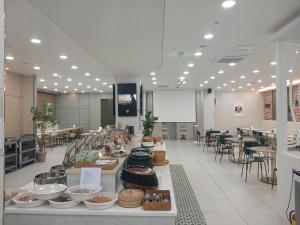 a cafeteria with a buffet of food on a table at Daejeon Continew Hotel in Daejeon