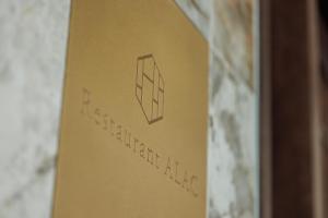 Et logo, certifikat, skilt eller en pris der bliver vist frem på ATAGO HOTEL + 75 billeder