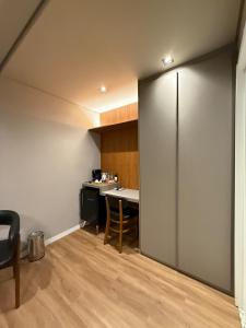 a room with a sliding door leading to a desk at Suite Boutique 101 Cheia de Graca in Divinópolis