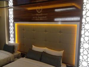 een hotelkamer met een bed en een bord aan de muur bij Grand Hotel Basaran in Bilecik