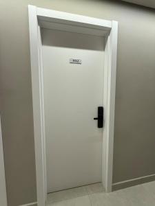 a white door with a sign on it in a room at Suite Boutique 102 Cheia de Graça in Divinópolis