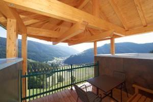 Vista generica sulle montagne o vista sulle montagne dall'interno dell'affittacamere