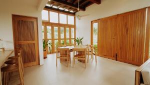 a kitchen and dining room with a table and chairs at Aguamiel Agua Blanca in Playa Agua Blanca