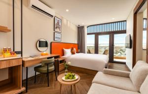 a hotel room with a bed and a desk at Lumiere Boutique Vỹ Dạ in Thôn Lại Thê