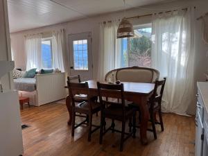 a kitchen and dining room with a table and chairs at Husie by die see in Tahsis +22 photos