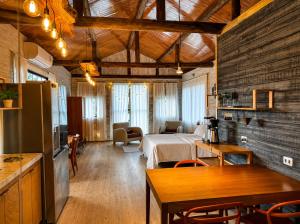 a hotel room with a bed and a table and chairs at Celeiro in Campina Grande do Sul