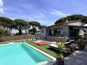 a backyard with a swimming pool and a house at Villa Pins by Costabravaway in Llagostera