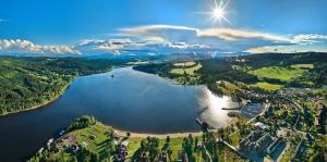 eine Luftaufnahme eines Flusses in einem Tal in der Unterkunft Element Residence in Lipno nad Vltavou
