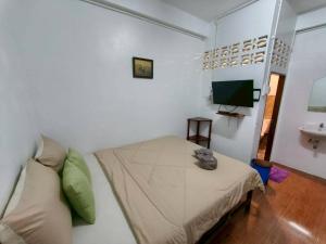 a bedroom with a bed and a television in it at Pornaree Hotel in Ban Pak Ba Ra +12 photos