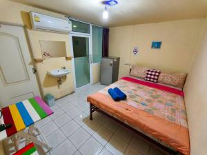 a bedroom with a bed and a sink in it at Pornaree Hotel in Ban Pak Ba Ra