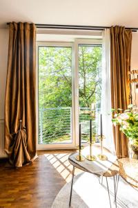 a living room with a large window and a table at Black Mirror inkl WLAN, Parkplatz Krankenhaus Detmold in Detmold