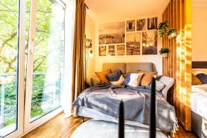 a bedroom with a bed and a large window at Black Mirror inkl WLAN, Parkplatz Krankenhaus Detmold in Detmold