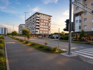 an empty street with a traffic light and a building at Tulipan LUX in Doboj