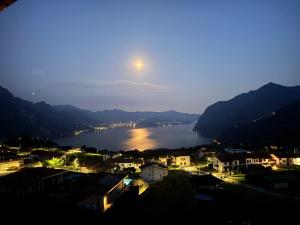 a view of a city and a lake at night at da rifare 1 in Solto Collina