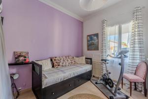a small bedroom with a bed and a chair at Villa Micoco-Bassin d'Arcachon in Gujan-Mestras