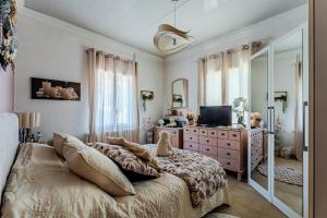 a bedroom with a bed and a tv and a mirror at Villa Micoco-Bassin d'Arcachon in Gujan-Mestras