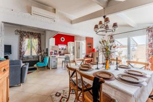 a kitchen and dining room with a table and chairs at Villa Micoco-Bassin d'Arcachon in Gujan-Mestras