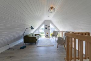 a living room with a vaulted ceiling at Ferienhaus Hafenoase in Wandlitz