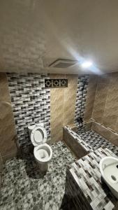 a bathroom with a toilet and a sink at Cluster Romantic Superior in Cicadas