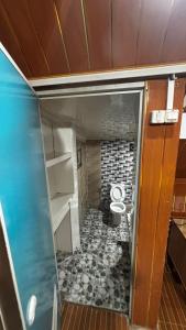 a bathroom with a toilet in a room at Cluster Romantic Superior in Cicadas