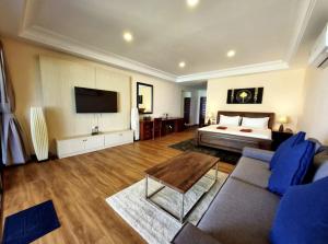 a large living room with a bed and a couch at Mali Resort Pattaya Beach Koh Lipe in Ko Lipe