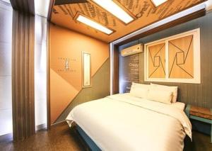 a bedroom with a large bed in a room at Hotel I Chuncheon Branch in Chuncheon