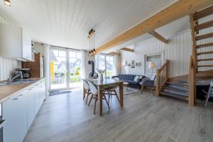 a kitchen and living room with a table and chairs at Ferienhaus Hafenoase in Wandlitz