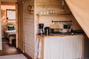a kitchen in a log cabin with a counter top at Kwiejcówka in Kwiejce