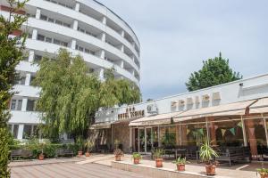 zdjęcie hotelu z budynkiem w obiekcie Hotel Scoica w mieście Jupiter