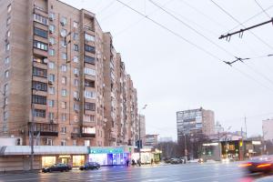 モスクワにあるApartlux Dorogomilovskaya 8の高層ビルを車で通り抜ける街道