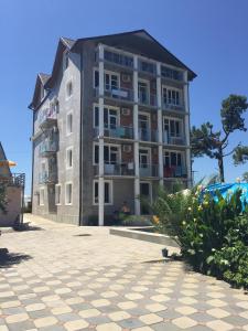 un gran edificio de apartamentos en la playa en Hotel George, en Ureki