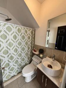 a bathroom with a toilet and a sink at Casa Mura in San Lorenzo El Cubo