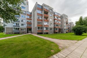 an empty park in front of an apartment building at VakarDi Apartments in Šiauliai