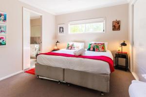 a bedroom with a large bed and a window at Hunter Moon in Broke