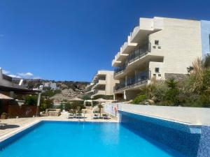 una piscina di fronte a un edificio di Lagada Resort a Makris Gialos