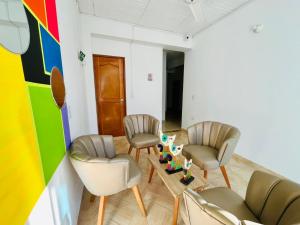 a waiting room with three chairs and a table at Angel Mari a Doradal in Doradal
