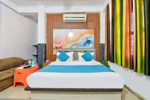 a bedroom with a bed and a couch at Hotel Radha Rani Bhawan in Vrindāvan