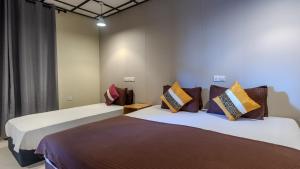 two beds in a room with two beds sidx sidx sidx sidx at Madivaru Kro in Rasdhoo