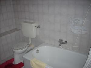 HuttenbergにあるFerienwohnung Lahntal/Taunusのトイレと浴槽を備えた白いバスルーム +63枚の写真