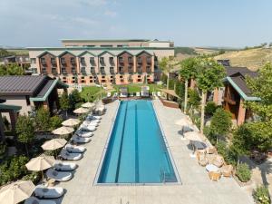 an overhead view of a hotel pool with chairs and umbrellas at ISSA Resort in Turda