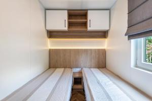 a room with a bench in the corner with a window at Holiday Home Tiny Haus Sunside in Riedenburg