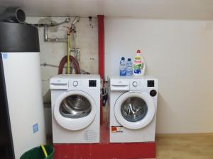 eine Waschmaschine und eine Waschmaschine in einem Zimmer in der Unterkunft Apartment Sofia in Barnbach