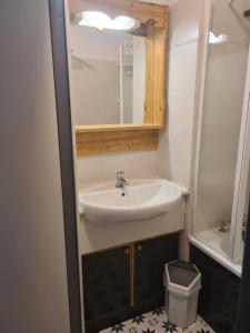 a bathroom with a sink and a mirror at Agréable appartement-Résidence Le Panoramic in Les Angles